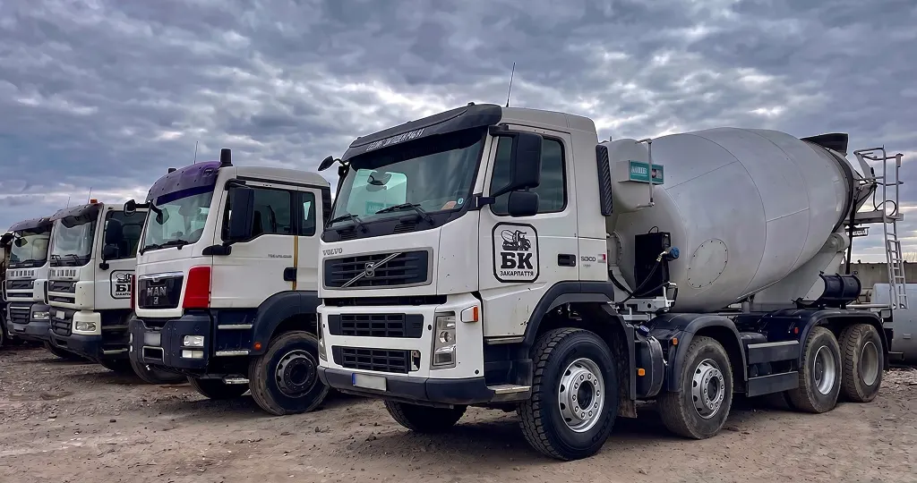 Автобетонозмішувачі Volvo та MAN з логотипом БК Закарпаття готові до виїзду