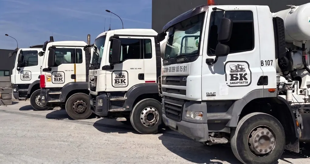Брендовані вантажівки з автобетонозмішувальними установками БК Закарпаття