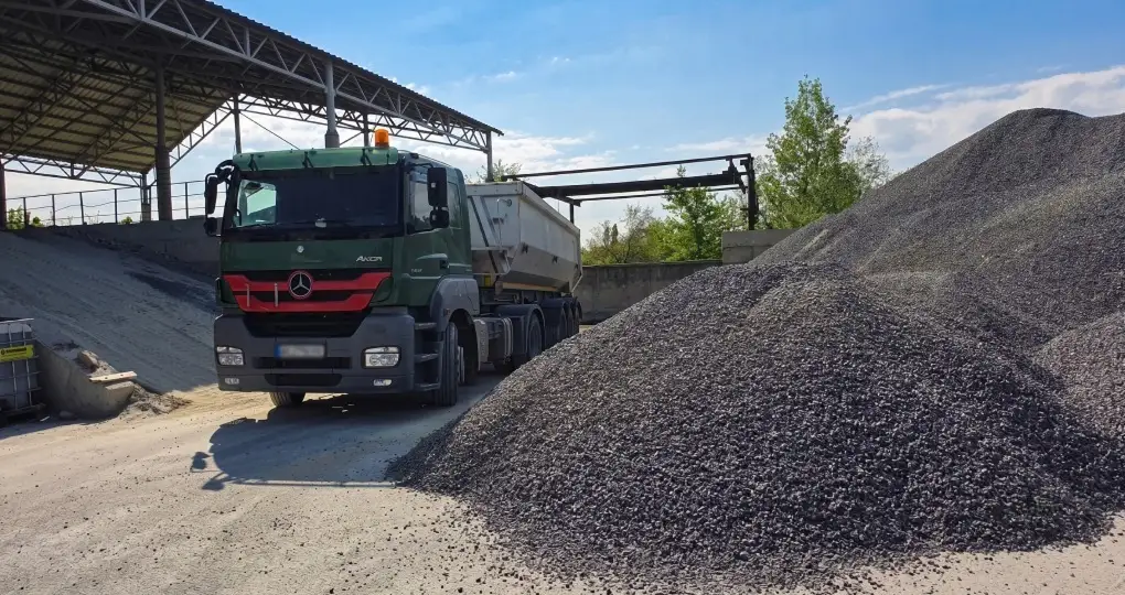 Самосвал Mercedes-Benz на майданчику БК Закарпаття для зберігання та доставки щебеню